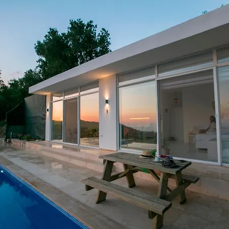 Islamlarda Oezel Havuzlu Balayi Villasi * Kaş