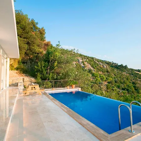 Villa Islamlarda Oezel Havuzlu Balayi Villasi