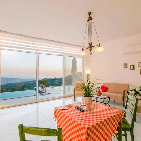 Islamlarda Oezel Havuzlu Balayi Villasi Kaş