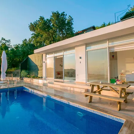 Islamlarda Oezel Havuzlu Balayi Villasi Kaş